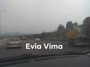 Νταλίκα δίπλωσε στην Εθνική οδό Αθηνών Λαμίας στο ύψος της Μαλακάσας