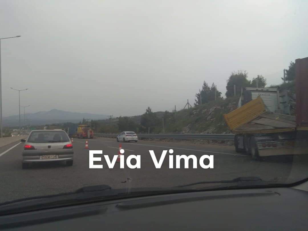 Νταλίκα δίπλωσε στην Εθνική οδό Αθηνών Λαμίας στο ύψος της Μαλακάσας