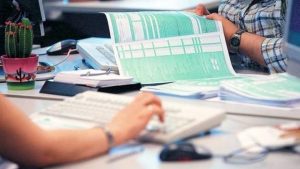 “Καίνε” τα εκκαθαριστικά – Πόσο φόρο καλείται να πληρώσει 1 στους 5 φορολογούμενους – Πόσοι περιμένουν επιστροφή