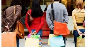 Ξεκινούν οι ενδιάμεσες εκπτώσεις – Ποια Κυριακή θα είναι ανοιχτά τα καταστήματα