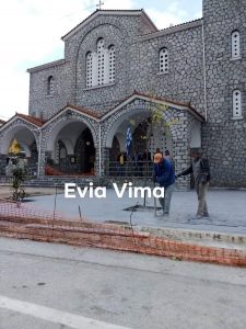 Ομορφαίνει την πλατεία των Κριεζών ο Δήμος Κύμης Αλιβερίου-ΦΩΤΟ