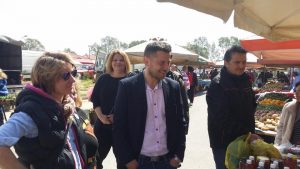 Επίσκεψη του υποψήφιου δημάρχου Ερέτριας Μπάμπη Καραβά στις λαϊκές αγορές του Δήμου