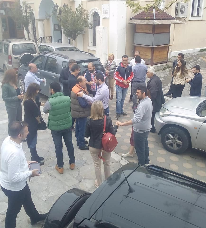 Στους δρόμους περίμεναν το Φάνη Σπανό οι κάτοικοι στην Αγία Άννα-Θερμή υποδοχή
