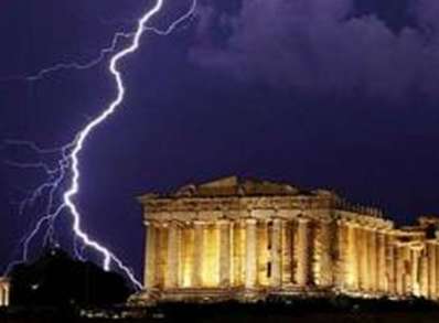 Έπεσε κεραυνός στην Ακρόπολη – Τέσσερις τραυματίες
