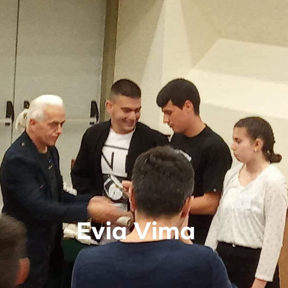 Ο Γιάννης Μαραγκός παρέδωσε το ένα από τα 3 βραβεία στους μαθητές του 2ου ΕΠΑΛ Χαλκίδας