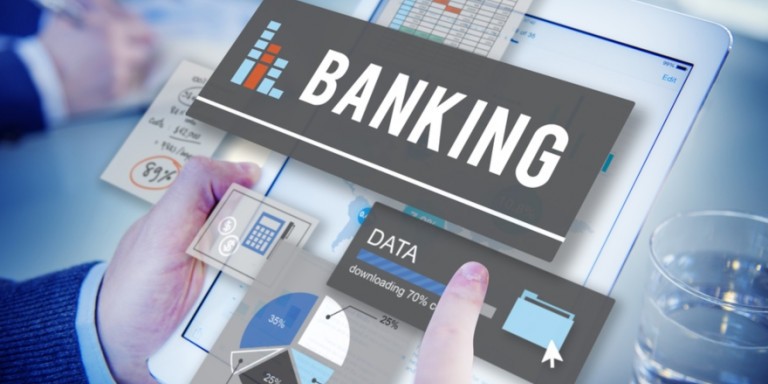 Οι τράπεζες κλείνουν τα ταμεία, καταργούν τα βιβλιάρια