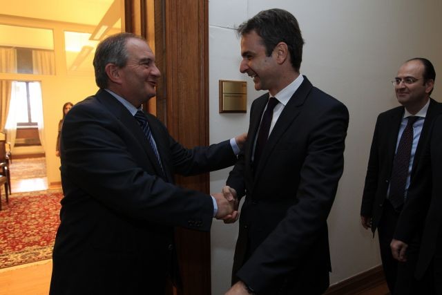 Συνάντηση Μητσοτάκη-Καραμανλή στη Βουλή