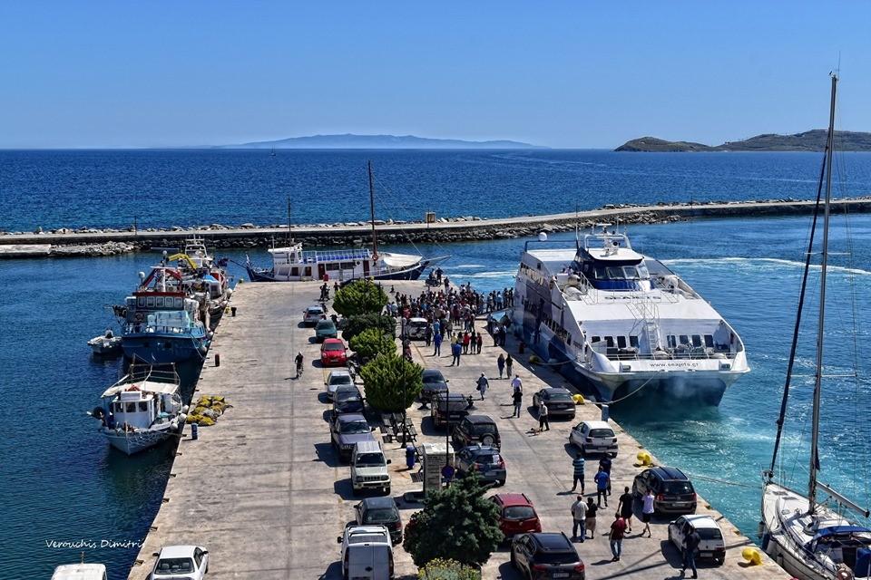 Δοκιμαστικά προσέγγισε στο λιμάνι της Καρύστου το SUPERJET