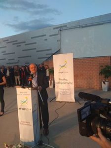 Είσοδος Βασίλη Καθαροσπόρη στο θέατρο Ορέστη Μακρή για την παρουσίαση του συνδυασμού του “ΛΥΣΗ ΤΩΡΑ” – ΒΙΝΤΕΟ