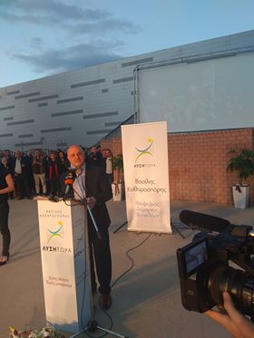 Είσοδος Βασίλη Καθαροσπόρη στο θέατρο Ορέστη Μακρή για την παρουσίαση του συνδυασμού του “ΛΥΣΗ ΤΩΡΑ” – ΒΙΝΤΕΟ