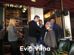 Θερμή χειραψία Παγώνη-Μητσοτάκη στην παραλία της Χαλκίδας-ΒΙΝΤΕΟ