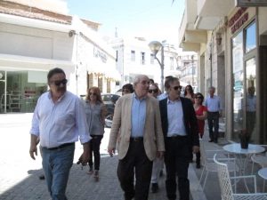 Ο Θανάσης Μπουραντάς στην αγορά του Αλιβερίου-ΦΩΤΟ