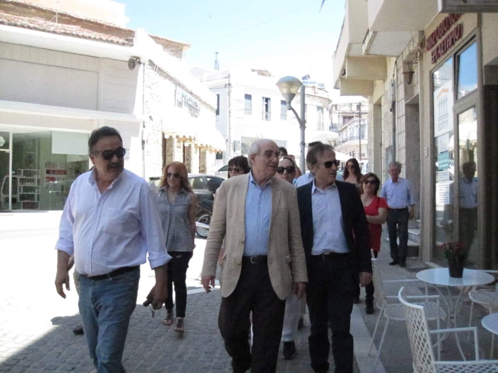 Ο Θανάσης Μπουραντάς στην αγορά του Αλιβερίου-ΦΩΤΟ