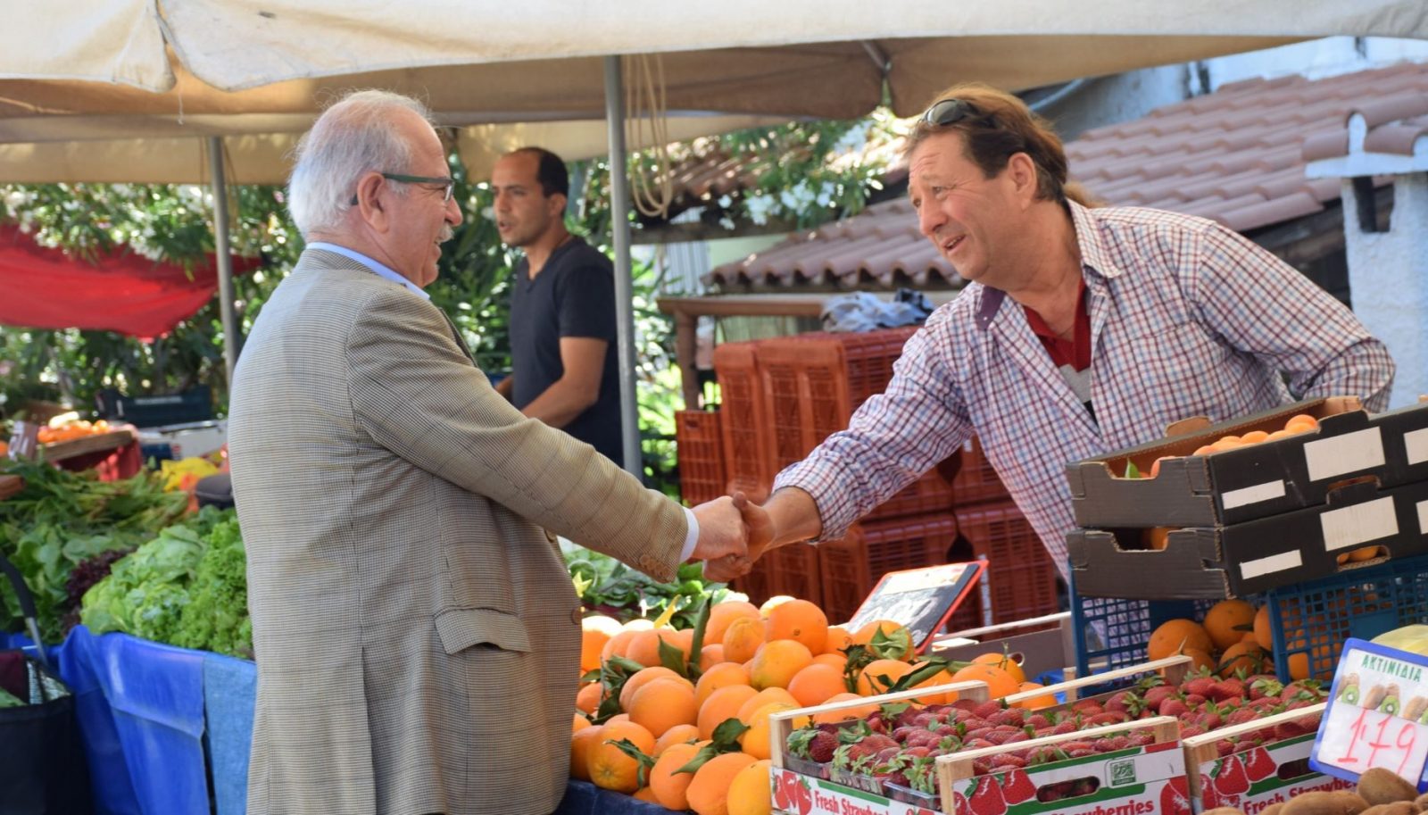 Ο Χρήστος Παγώνης στη λαϊκή αγορά της συνοικίας Κανήθου