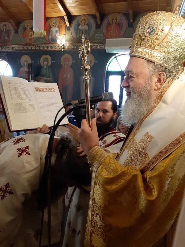 Ο Μητροπολίτης Χαλκίδος στον πανηγυρίζοντα Ι.Ν Αγίων Κωνσταντίνου και Ελένης Εργατικών κατοικιών
