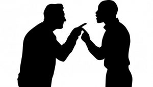 Υποψήφιοι δήμαρχοι «αρπάχτηκαν» πίσω από τις κάμερες σε debate