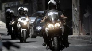 Θρίλερ στο Π.Φάληρο: Βρήκαν γυναίκα μαχαιρωμένη στη μέση του δρόμου