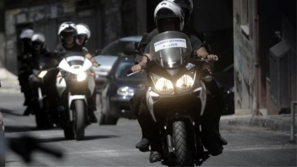 Θρίλερ στο Π.Φάληρο: Βρήκαν γυναίκα μαχαιρωμένη στη μέση του δρόμου