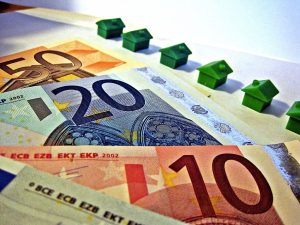 Από τα τέλη καλοκαιριού η αύξηση του ακατάσχετου ορίου τραπεζικού λογαριασμού