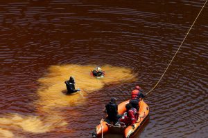 Ραγδαίες εξελίξεις στην Κύπρο: Δύτης ανέσυρε δεύτερη βαλίτσα από την Κόκκινη Λίμνη του θανάτου