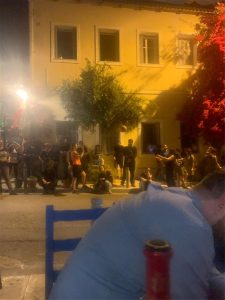 Πρόκληση αντιεξουσιαστών έξω από ταβέρνα που έτρωγε ο Κώστας Μπακογιάννης