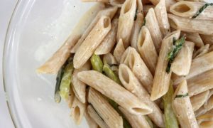 Η συνταγή της ημέρας: Πένες ολικής άλεσης με σπαράγγια και λεμόνι