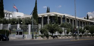 Καταδρομική επίθεση με μπογιές και καπνογόνο στο σπίτι του Αμερικανού πρέσβη στην Αθήνα