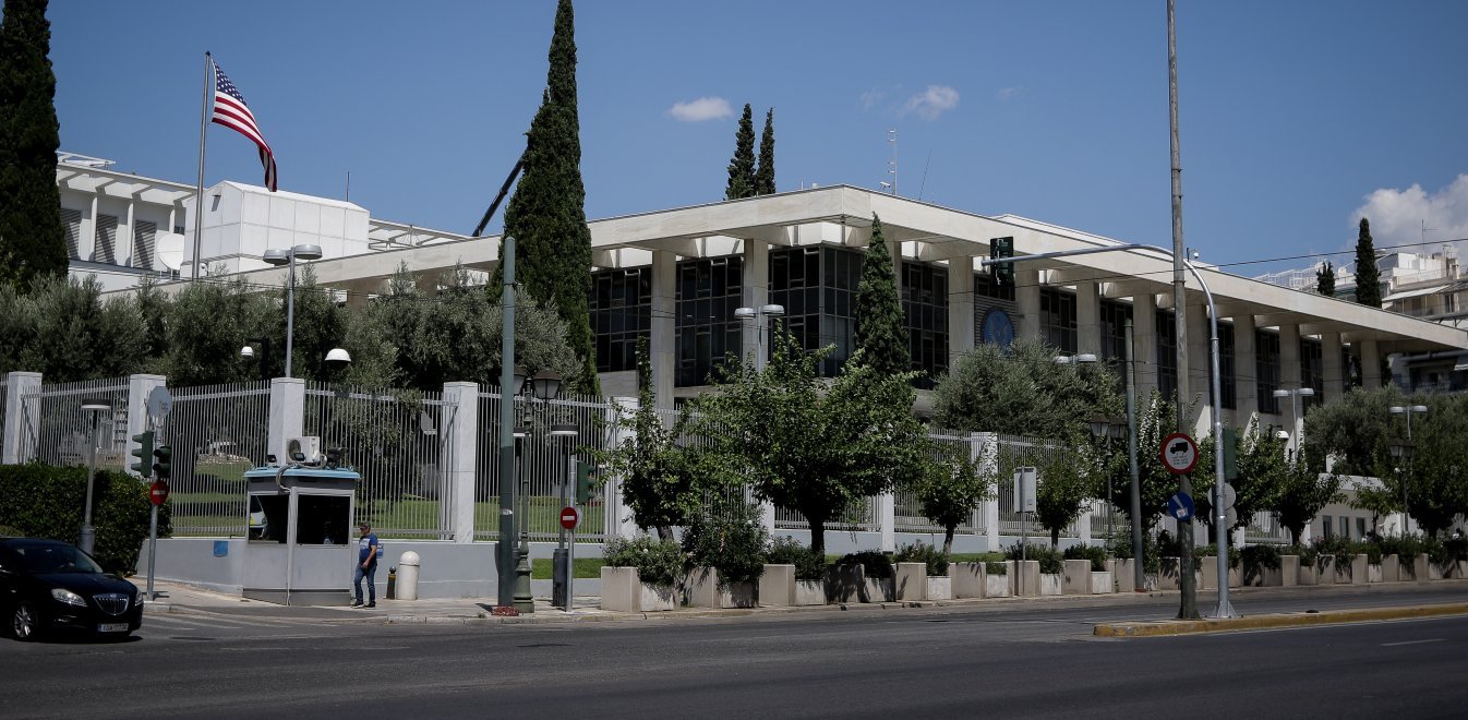 Καταδρομική επίθεση με μπογιές και καπνογόνο στο σπίτι του Αμερικανού πρέσβη στην Αθήνα