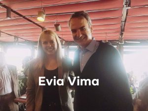 Θερμή χειραψία και ολιγόλεπτη συνομιλία Δαριβέρη-Μητσοτάκη στην παραλία της Χαλκίδας