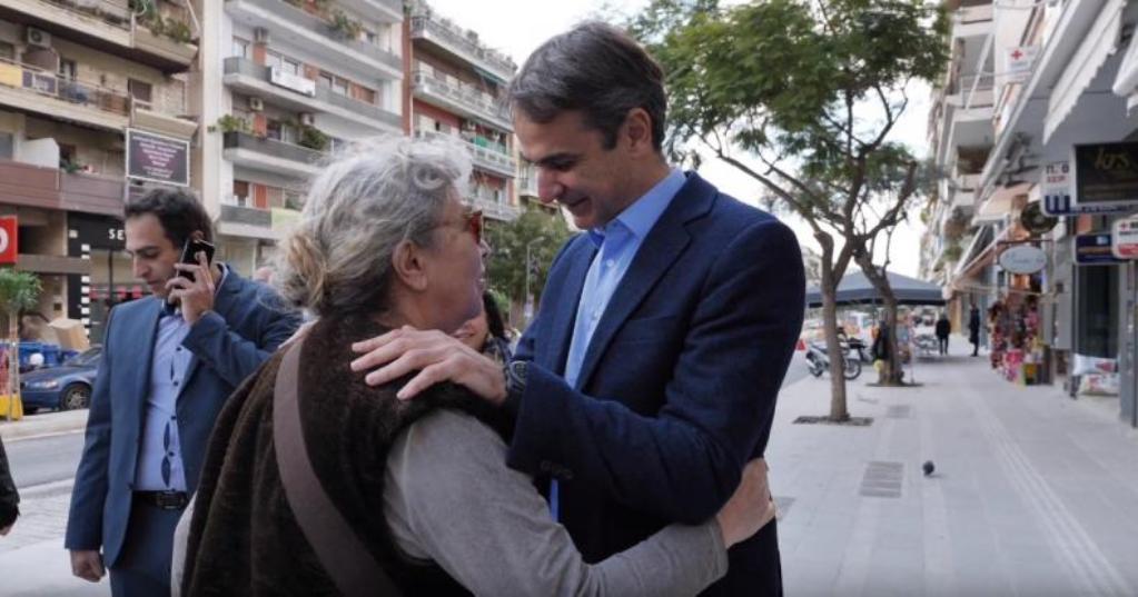 Επίπεδο πολιτικού πολιτισμού από το Μητσοτάκη-Πήγε σε εκλογικό περίπτερο του ΣΥΡΙΖΑ
