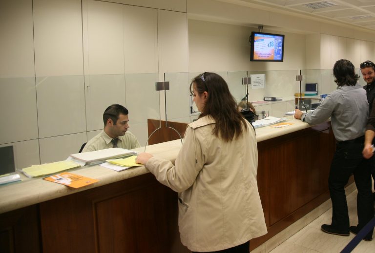 Νέο ωράριο συναλλαγών από σήμερα (02/05) στις τράπεζες