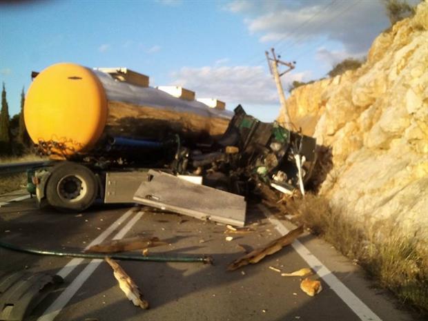 Τροχαίο με βυτιοφόρο στην Κορωπίου-Μαρκοπούλου -Εγκλωβισμένος οδηγός, συναγερμός για τη διαρροή καυσίμων