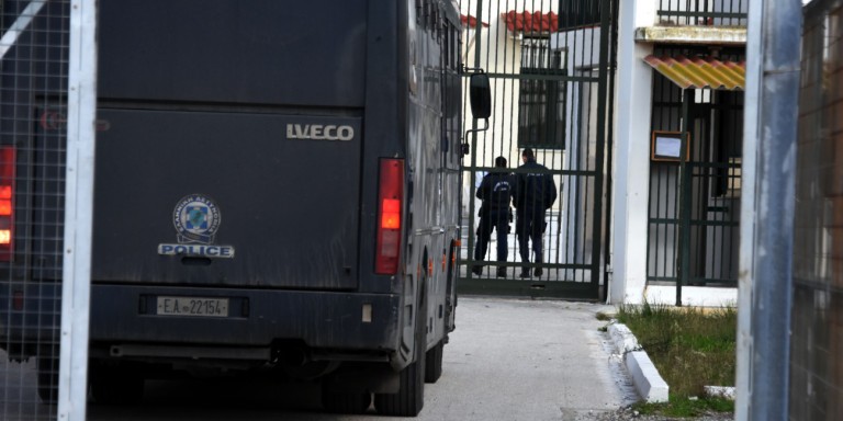 Απόδραση τεσσάρων κρατουμένων από τη Διεύθυνση Μεταγωγών – Πήραν όπλα από τους αστυνομικούς