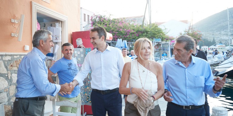 Στο Καστελόριζο ο Μητσοτάκης: Μπάσκετ με φαντάρους και βόλτα στο λιμάνι του νησιού -Στο πλευρό του η Μαρέβα-ΦΩΤΟ