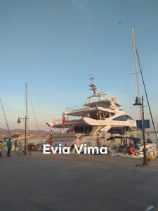 Θαλαμηγός με Ρώσους στο λιμάνι της Καρύστου – ΦΩΤΟ & Βίντεο