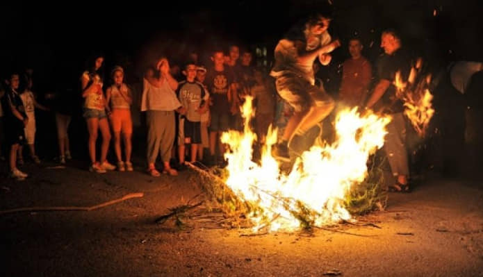Καίνε τα στεφάνια στο Μαρμαρί και τιμούν σημαντικά πρόσωπα