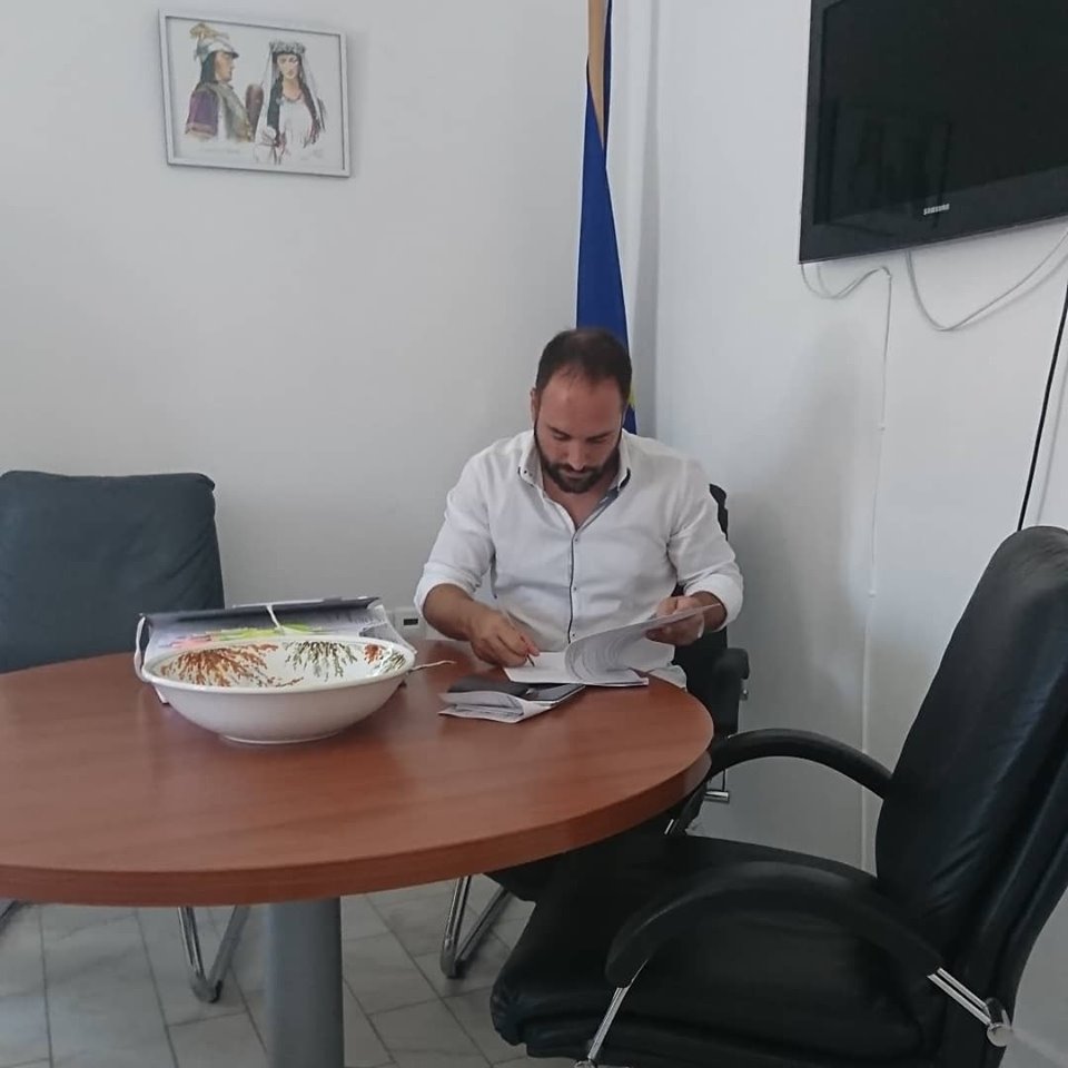 Τελευταίες υπογραφές ως δήμαρχος Σκύρου ο Μίλτος Χατζηγιαννάκης