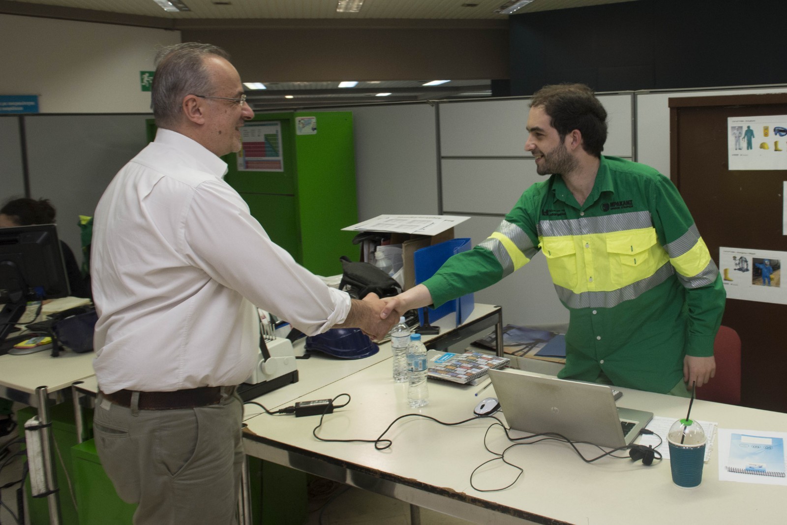 Σε παραγωγικές μονάδες του Αλιβερίου ο Θανάσης Ζεμπίλης