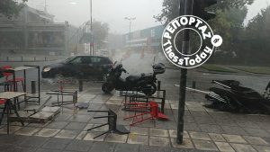 Καιρός: Άλλοι απολαμβάνουν μπάνιο στη θάλασσα και άλλοι «κολυμπάνε» λόγω καταιγίδας-ΦΩΤΟ