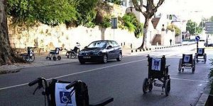 Διαμαρτυρία ενάντια σε όσους παρκάρουν σε θέσεις ΑΜΕΑ