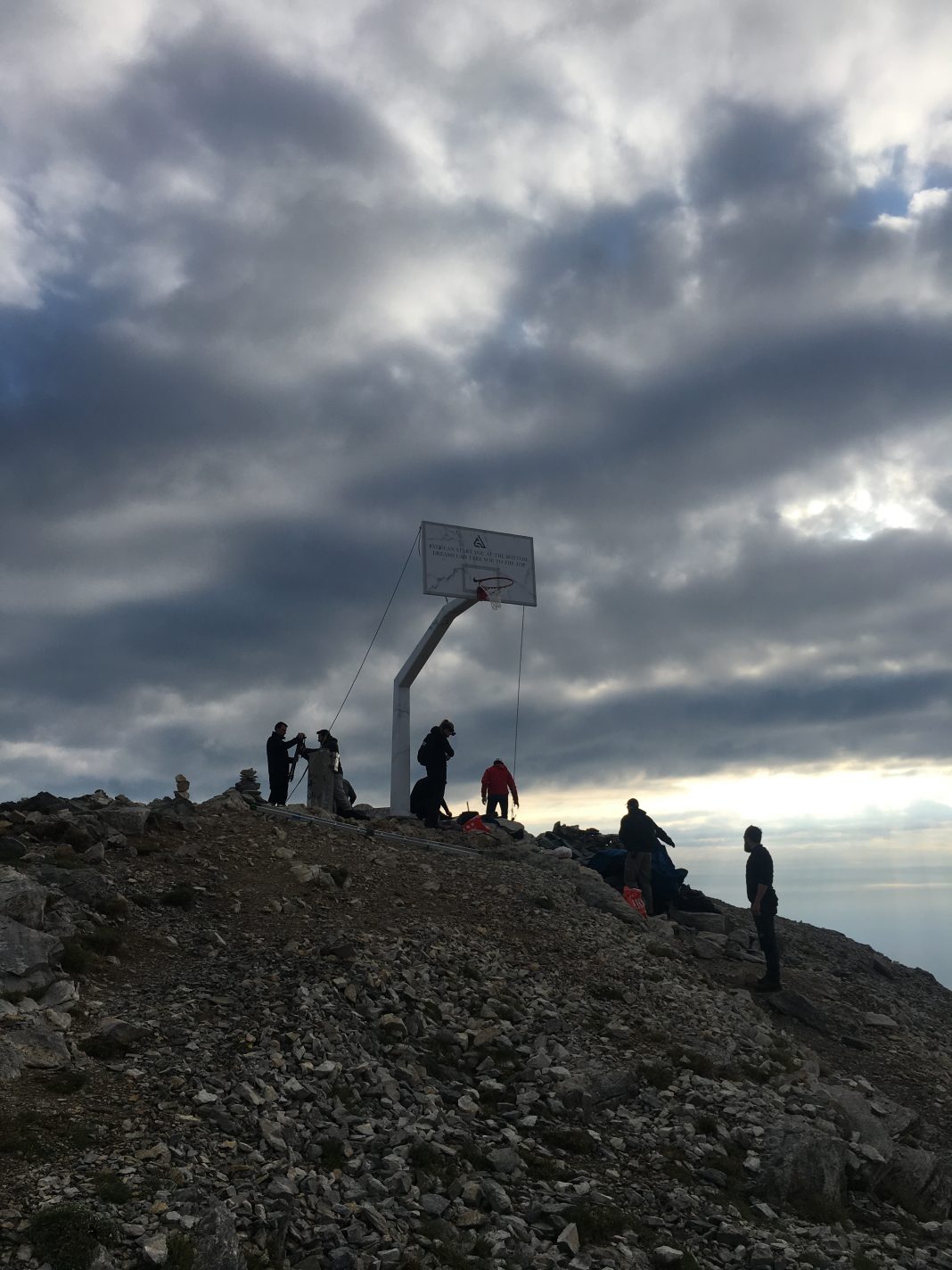 ΑΠΙΣΤΕΥΤΟ-Μπασκέτα στην κορυφή του Ολύμπου προς τιμήν του Γιάννη Αντετοκούνμπο