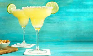 Καλοκαιρινά κοκτέιλ: Πώς θα «γλιτώσετε» τις μισές θερμίδες