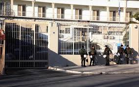 Άγριες συμπλοκές στον Κορυδαλλό – Επεμβαίνουν ΜΑΤ και ΕΚΑΜ – Πληροφορίες για κατάληψη διοικητηρίου