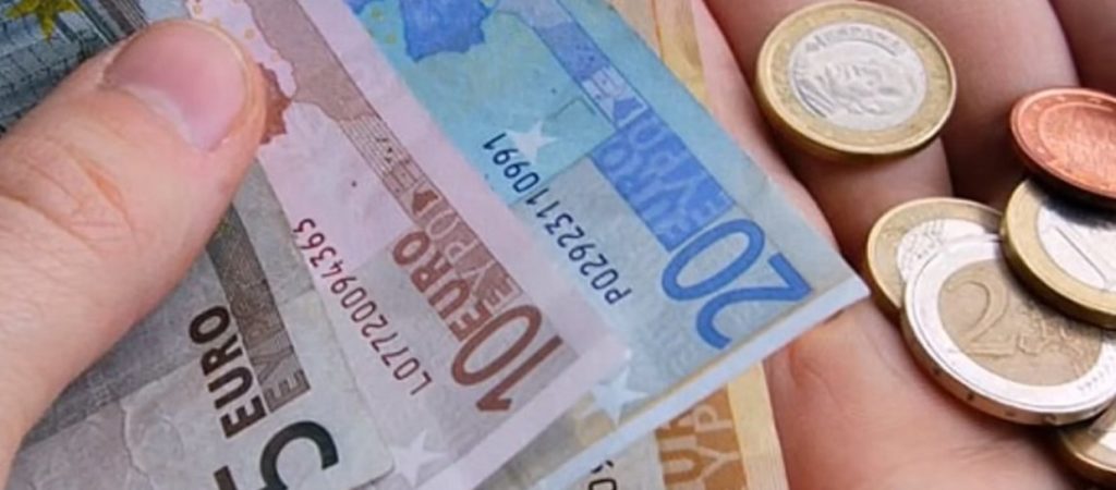 Σε ποιους και πότε επιστρέφει χρήματα η εφορία