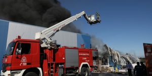 Στις φλόγες εργοστάσιο επίπλων στο Σχηματάρι