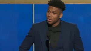 Στην κορυφή του κόσμου: Ο Γιάννης Αντετοκούνμπο MVP του ΝΒΑ – «Ευχαριστώ την Ελλάδα»