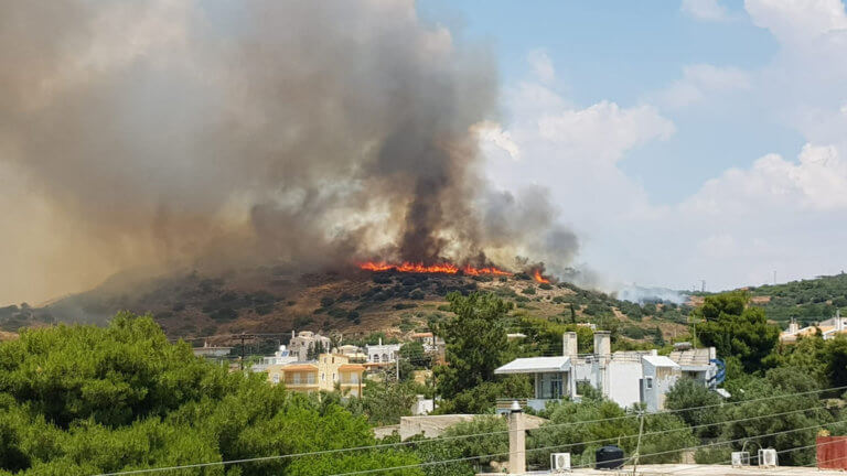 Μεγάλη φωτιά κοντά σε σπίτια στο Λαγονήσι