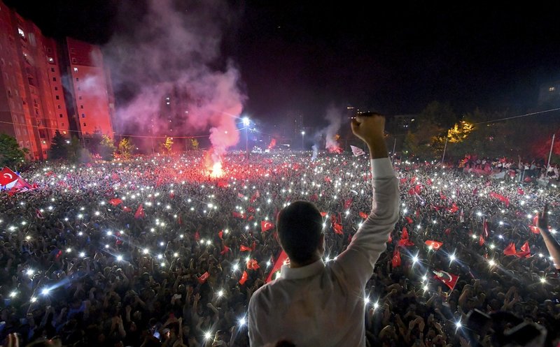 Τι αλλάζει στην Τουρκία με τη νίκη Ιμάμογλου