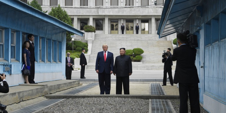 Συνάντηση εξπρές Τραμπ- Κιμ: Ο πρώτος πρόεδρος των ΗΠΑ που μπήκε στη Β. Κορέα