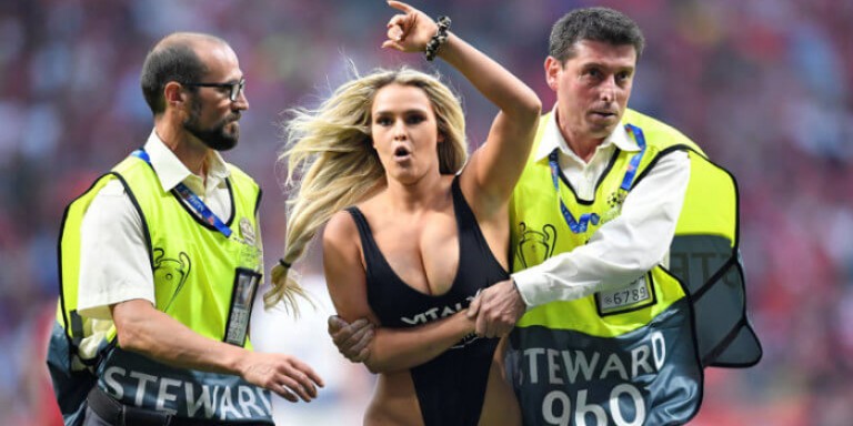 Τελικός Champions League: Η χυμώδης ξανθιά που έκανε ντου με το μαγιό στο γήπεδο-ΦΩΤΟ